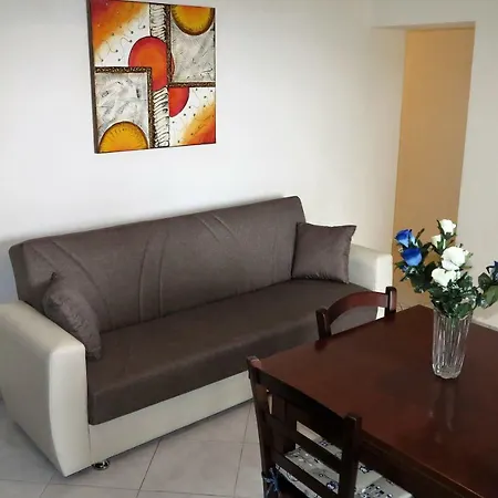 Yellowhouse Apartment *