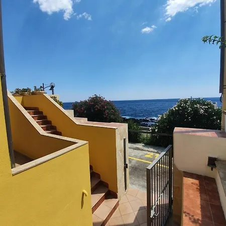 Yellowhouse Apartment *